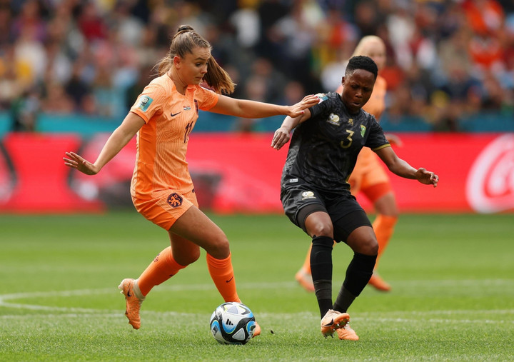 Đội tuyển Nam Phi thi đấu đầy tự tin nhưng các cầu thủ Hà Lan vẫn thể hiện bản lĩnh của á quân thế giới.