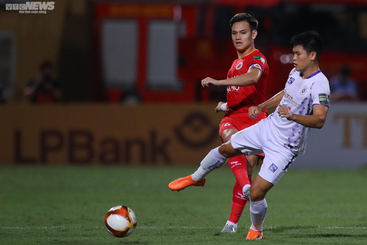 CLB Công an Hà Nội và Hà Nội FC duy trì thế trận giằng co trong hiệp 1. (Ảnh: Đức Minh)