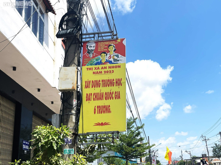 Nhiều người nhận xét câu khẩu hiệu in trên tấm panô cổ động, tuyên truyền tại đường Trần Phú, Tx An Nhơn (Bình Định) không đúng cấu trúc ngữ pháp Việt Nam.