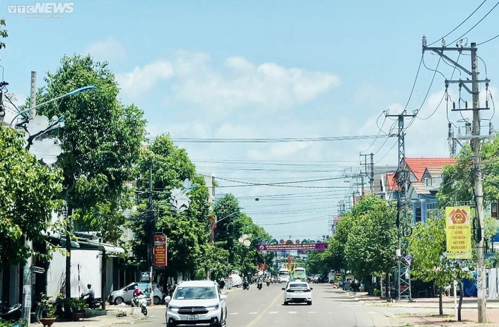 Dọc hai bên đường tại thị xã An Nhơn treo nhiều bảng khẩu hiệu tuyên truyền.