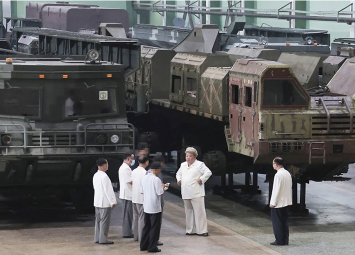 Nhà lãnh đạo Triều Tiên Kim Jong-un thị sát một nhà máy sản xuất vũ khí. (Ảnh: KCNA)