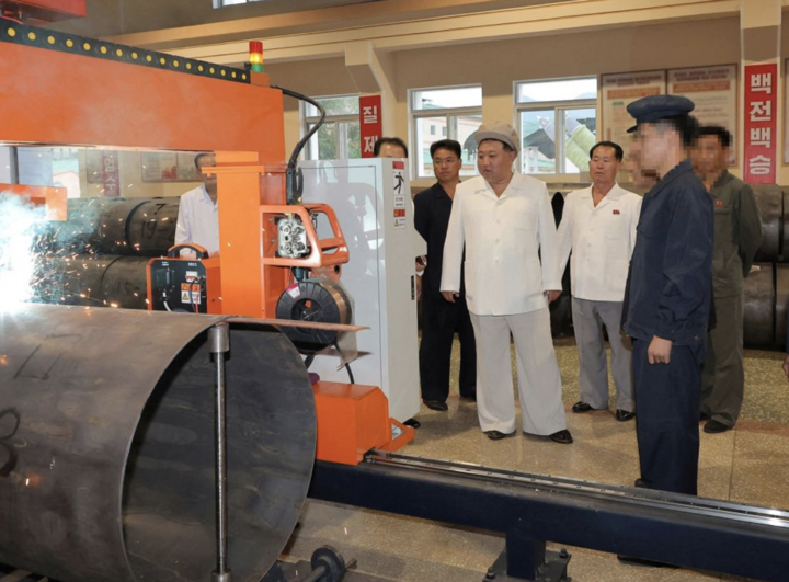 Nhà lãnh đạo Triều Tiên Kim Jong-un tham quan một nhà máy sản xuất vũ khí trong hình ảnh này do KCNA công bố ngày 6/8/2023. KCNA đã làm mờ một số phần của bức ảnh này.