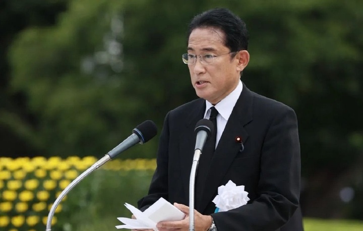 Thủ tướng Nhật Bản Kishida Fumio phát biểu tại lễ tưởng niệm 77 năm ngày Mỹ ném bom nguyên tử xuống Hiroshima. (Ảnh: AFP/TTXVN)