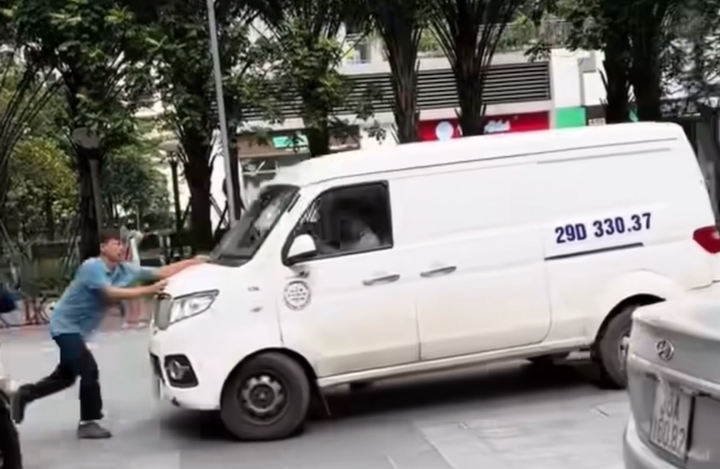 Người đàn ông bị hành hung đang cố gắng giữ tài xế xe Dongben lại.