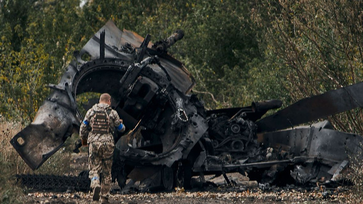 Một người lính Ukraine gần xe tăng bị phá hủy ở khu vực Kharkov vào ngày 11/9/2022. (Ảnh: AP)