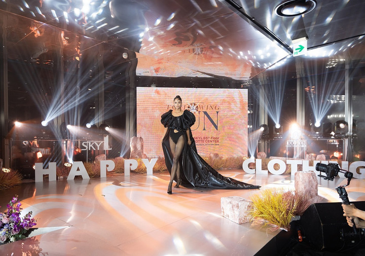 Show diễn thời trang mang tên “Following the Sun” của NTK Thảo Nguyễn quy tụ 150 người nổi tiếng tham gia trình diễn. Trong số đó có Hoa hậu H’Hen Nie, quán quân Next top Model Hương Ly, Á hậu Miss Grand Vietnam Quỳnh Châu, diễn viên Thu Quỳnh, Thanh Hương...