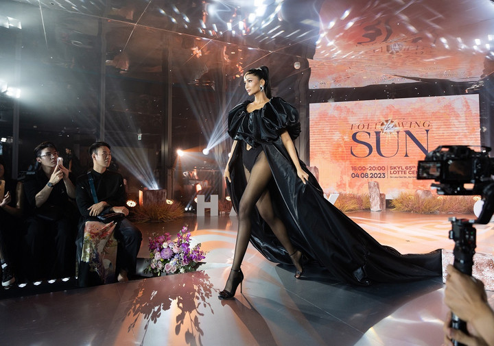 “Following The Sun” mang thông điệp hướng bản thân tới những điều tốt đẹp để có cuộc sống lạc quan, yêu đời và ý nghĩa.