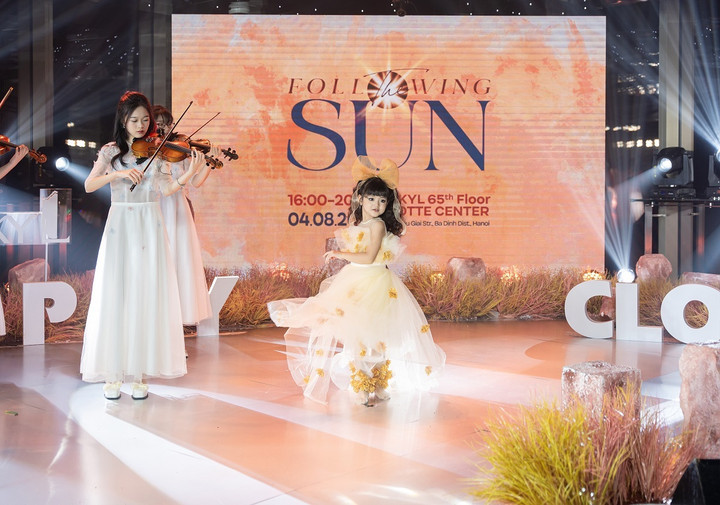 Ngoài những nghệ sĩ, người mẫu có tiếng, show diễn cũng có sự góp mặt của diễn viên, người mẫu nhí Cherry An Nhiên.