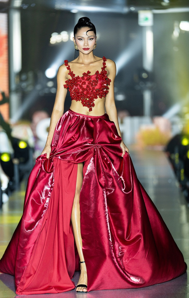 Màu đỏ là màu của nhiệt huyết, của khát vọng. Đây chính là những hình ảnh mà NTK Thảo Nguyễn muốn nhờ H'Hen Niê thể hiện thông qua bộ trang phục.