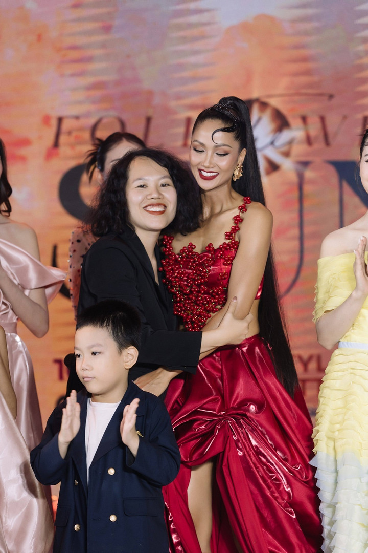 Thời trang đối với NTK Thảo Nguyễn (áo đen) là sự sáng tạo, là niềm vui, là sự hạnh phúc. Chính vì thế, mỗi BST của chị luôn ẩn chứa nhiều thông điệp ý nghĩa.