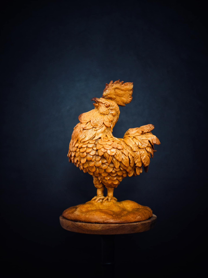 Đây là mẫu bánh Thùy Dương tâm đắc nhất. Chị mất hai ngày để hoàn thành, tỉ mỉ làm từng cái lông gà.