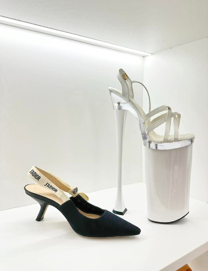 'Vật thể lạ' khi đặt cạnh đôi quốc bình thường. (Ảnh: Nguyễn Đức Phúc)