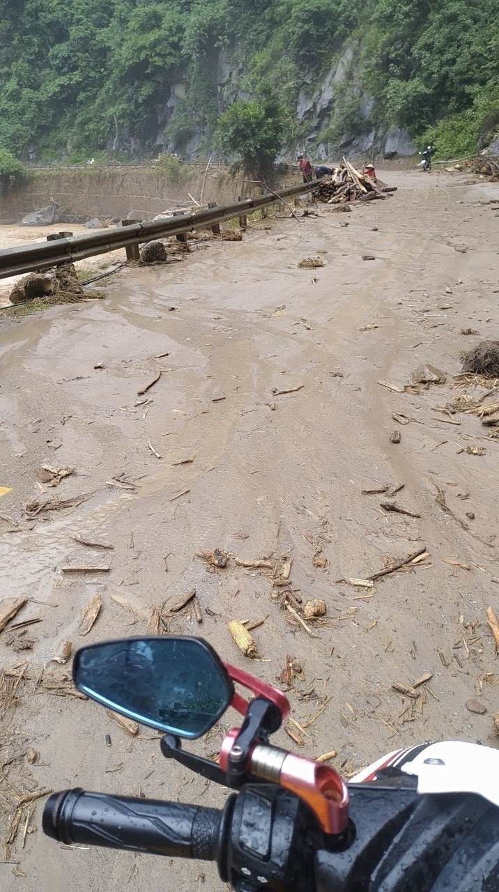 Sạt lở nghiêm trọng tại Quốc lộ 32 tại địa phận thuộc hai xã Khao Mang, Hồ Bốn của huyện Mù Cang Chải, tỉnh Yên Bái.