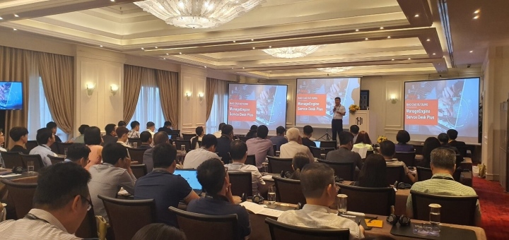 Ông Bùi Quốc Khánh - Tổng Giám đốc công ty cổ phần TNTech chia sẻ kinh nghiệm triển khai hệ thống AIOps tại hội thảo.