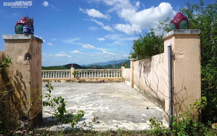 Cổng sắt của một khu lăng mộ không còn.