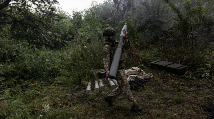Hình ảnh binh sĩ Ukraine mang theo đạn pháo. (Ảnh: Getty)