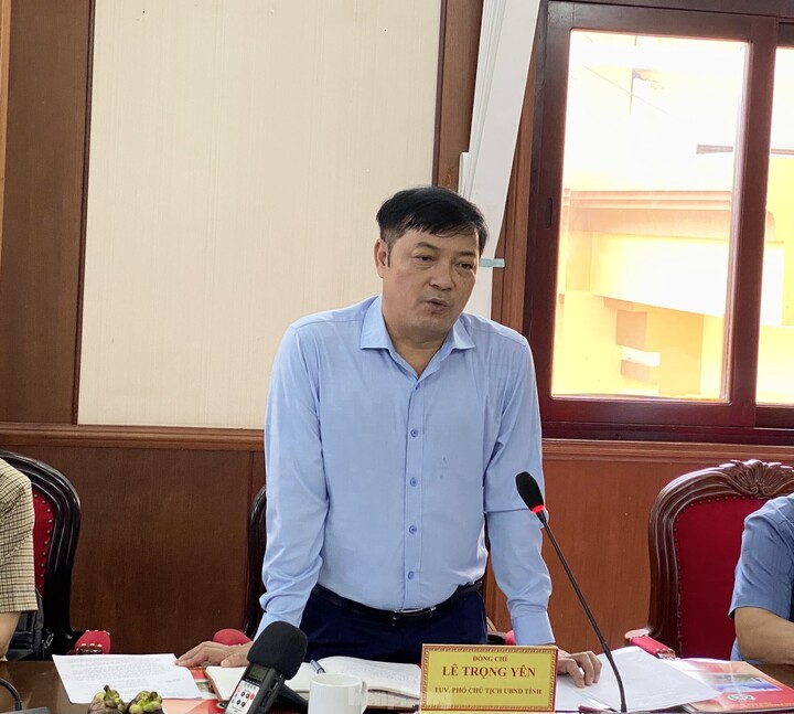 Phó Chủ tịch UBND tỉnh Đắk Nông phát biểu tại cuộc họp.