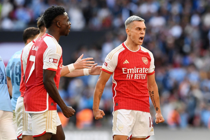 Trossard đưa trận đấu vào loạt luân lưu.