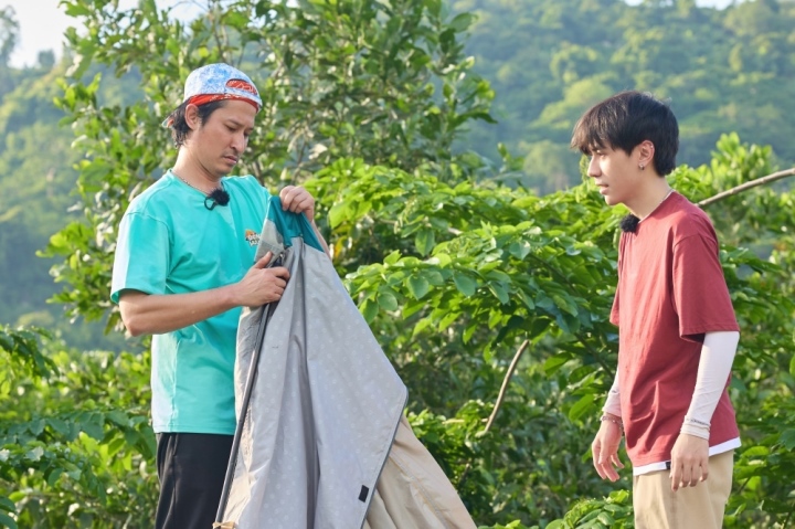 Huy Khánh và Quang Hùng MasterD nhận nhiệm vụ dựng lều cho khách.