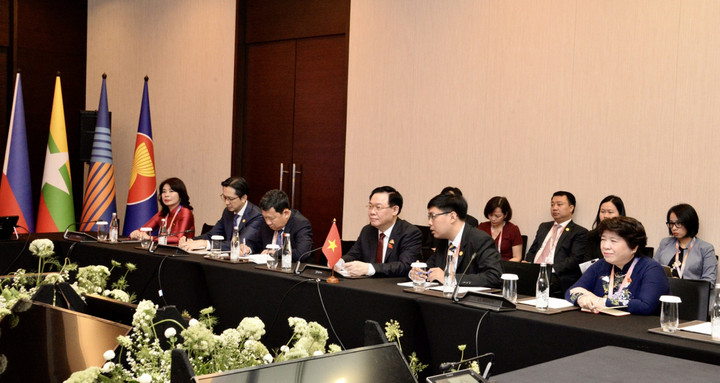 Chủ tịch Quốc hội Vương Đình Huệ và đoàn cấp cao Quốc hội Việt Nam.