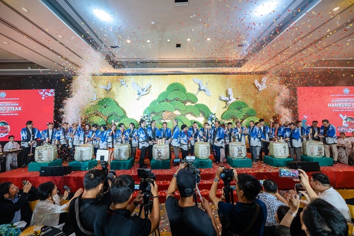 Không khí náo nhiệt trong nghi thức đập rượu Sake tại lễ khai trương nhà máy KOHAFO với sự tham gia của đại diện ban lãnh đạo cấp cao cùng các nhà sáng lập thương hiệu.