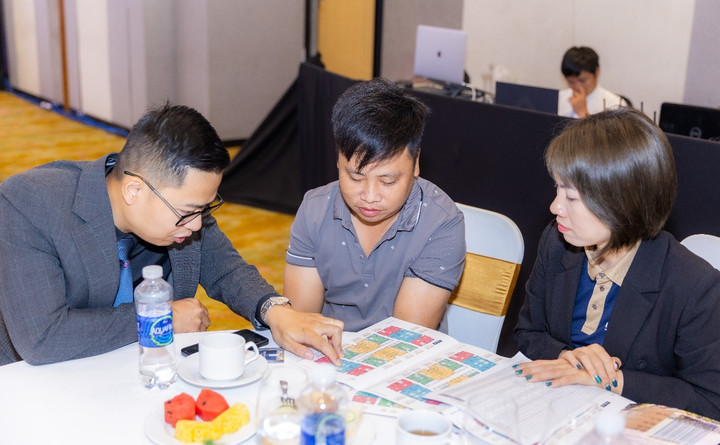 Khách hàng tham dự sự kiện đều được các chuyên viên tư vấn tận tình tại bàn.