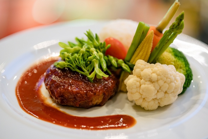 Món Hamburg Steak được trưng bày đẹp mắt và phục vụ trực tiếp trong bữa tiệc.