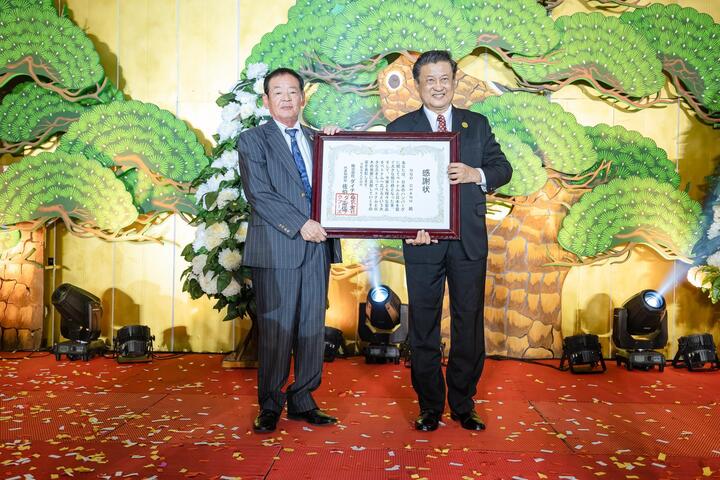 Ông Sogabe Kiyoshi (trái) - Nghị viên tỉnh Ehime, Nhật Bản lên trao bằng khen cho ông Ngô Chánh (phải) - Chủ tịch HĐQT KOHAFO.
