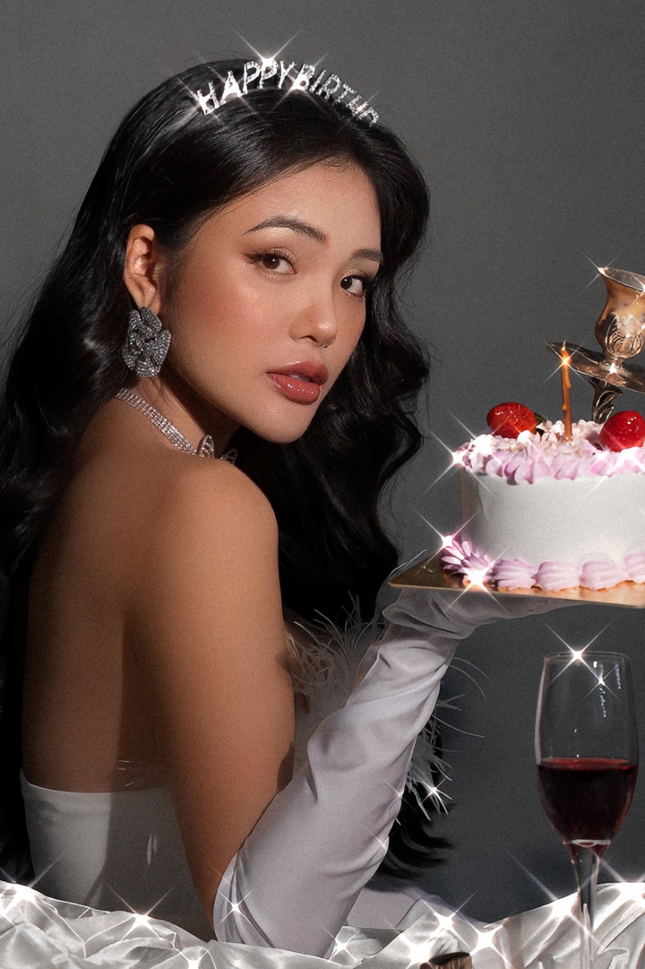 Nữ diễn viên chia sẻ có thời điểm cô tự ti vì thấy bạn bè đồng nghiệp tiến nhanh hơn mình. Trong vòng 4 năm, Yeye Nhật Hạ chỉ ở nhà chăm con gái và quên mất chuyện mình là một diễn viên.