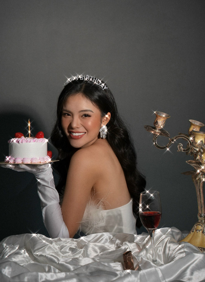 "Đón tuổi mới, tôi mong mình sẽ tìm được vai diễn ưng ý. Đó có thể là nhân vật mang tính thử thách hoặc khai thác chiều sâu tâm lý cực khó mà tôi chưa đóng qua bao giờ. Tôi không ngại xấu, cũng không ngại chuyện phải học võ thuật hay bị khán giả ghét khi đóng phim. Với vai trò diễn viên, tôi cho rằng mình cứ làm hết sức, quan trọng là phải mang đến cho khán giả bộ phim thật hay, chỉn chu, chất lượng", nữ diễn viên bày tỏ.