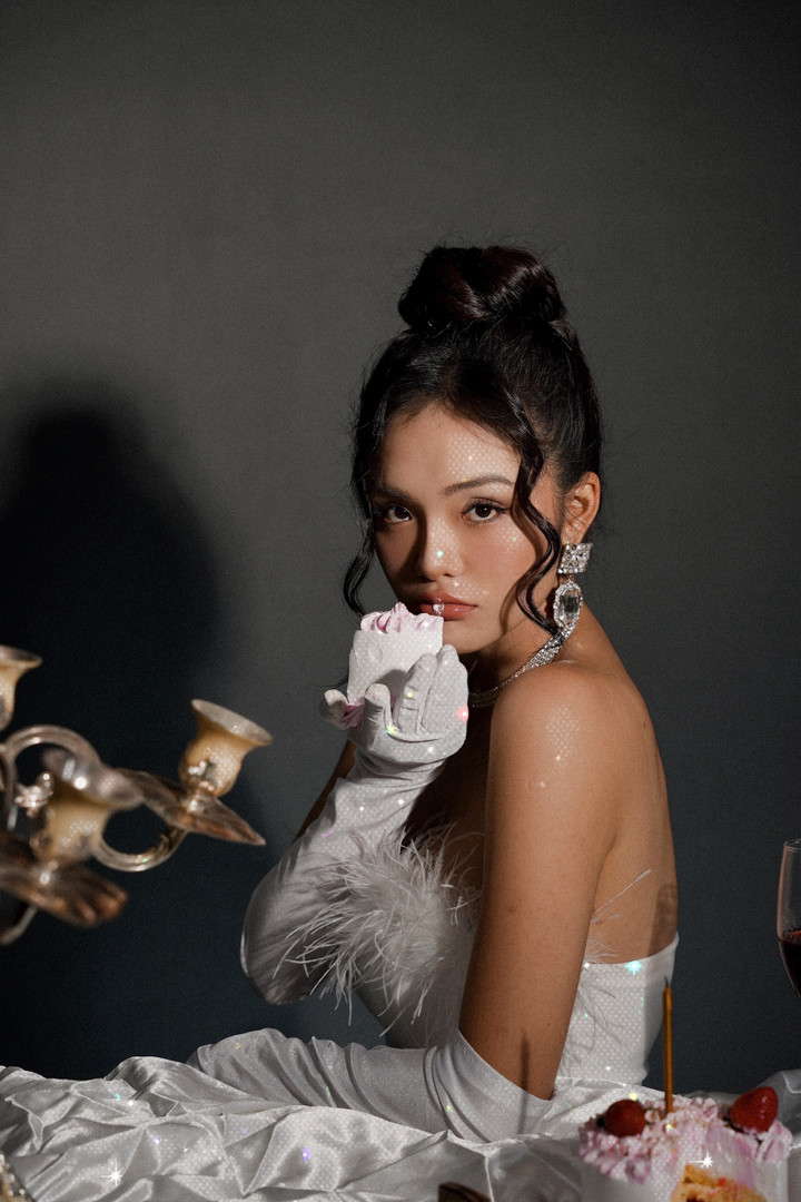 Khi trở lại với nghệ thuật, Yeye Nhật Hạ trau chuốt cho hình ảnh hơn. Cô giảm cân, thay đổi cách ăn mặc và dồn sức phát triển sự nghiệp. Hiện tại, nữ diễn viên không chỉ viên mãn trong cuộc sống gia đình mà con đường sự nghiệp cũng thăng tiến không ngừng. Yeye Nhật Hạ cố gắng từng ngày để tìm kiếm những vai diễn hay và ấn tượng hơn.