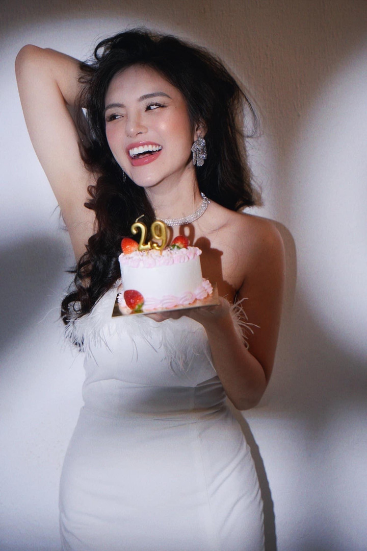 Yeye Nhật Hạ cho biết năm qua là khoảng thời gian cô gặp nhiều may mắn trong công việc. Ngoài chuyện được khán giả yêu thích qua vai nữ chính trong phim truyền hình "Rồi 30 năm sau", cô cũng nhận nhiều lời khen khi tham gia bộ phim "Mặt trời mùa đông". Bên cạnh đó, bộ phim "Chị em khác mẹ" do có sự xuất hiện của nữ diễn viên cũng thu hút không ít sự chú ý.