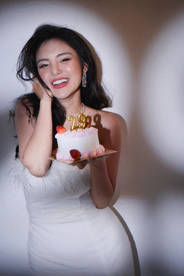 "Thời điểm này, tôi cảm thấy bản thân đủ độ chín để nói nhiều hơn về công việc, cuộc sống của mình. Tôi may mắn khi gia đình luôn ủng hộ, động viên nên làm việc gì cũng nhanh chóng, thuận lợi. Không ít lần đi quay phim xa nhà, bố mẹ và chồng luôn thay tôi chăm sóc con. Có lần đi quay về đến nhà là gần 3 giờ sáng, vì mệt và không muốn đánh thức con nên tôi vào phòng ngủ luôn. Sáng hôm sau, con gái lại chạy sang phòng hôn lên mặt mẹ rồi mới đi học. Con gái hiểu chuyện, thông cảm cho công việc của mẹ nên thường làm những việc khiến tôi tự hào", Yeye Nhật Hạ tâm sự.