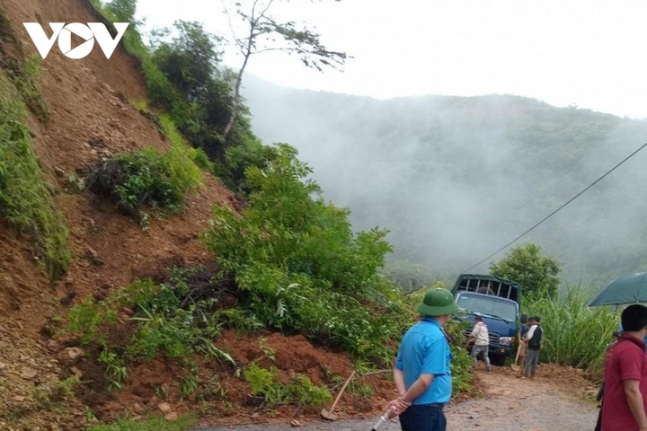Tại các điểm sạt lở, cơ quan chức năng địa phương đều bố trí người túc trực để phân luồng đảm bảo giao thông.