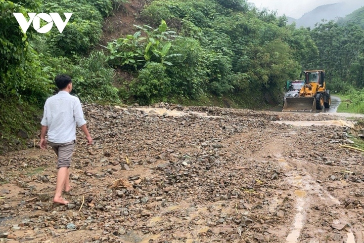 Hiện trên địa bàn tỉnh Lai Châu vẫn có mưa, gây khó khăn cho công tác khắc phục giao thông.