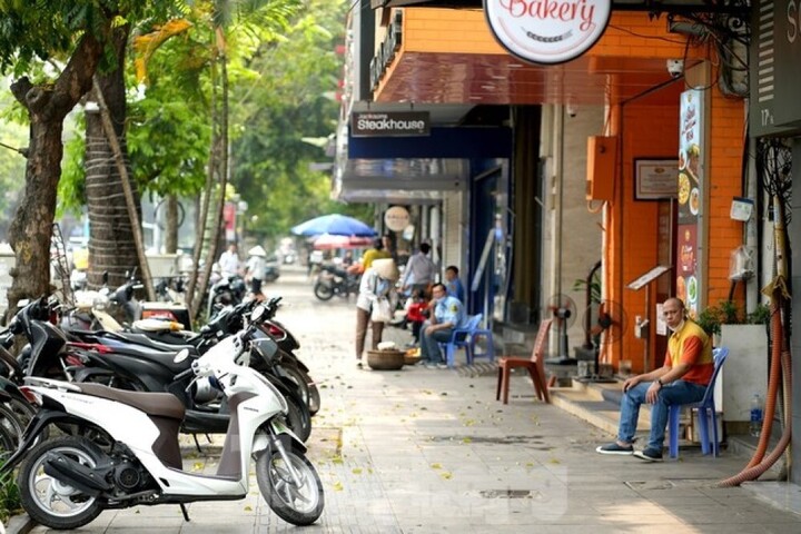 Vỉa hè Hà Nội.