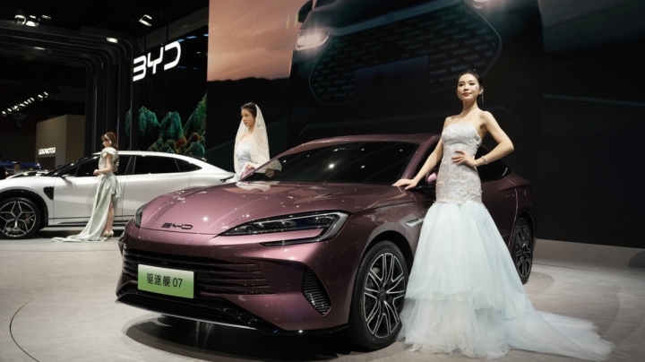 BYD - hãng xe điện bán chạy nhất của Trung Quốc thậm chí là đối thủ cạnh tranh trực tiếp với Tesla của Mỹ trên thị trường quốc tế. (Ảnh: AP)