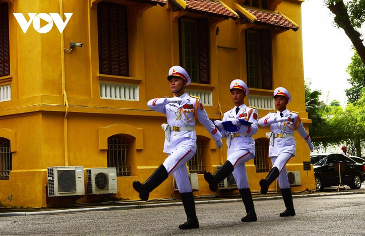Lá cờ ASEAN có nền xanh biểu trưng cho hòa bình và ổn định, màu đỏ thể hiện cho sự năng động. 10 nhánh lúa màu vàng ở giữa thể hiện cho nền văn minh nông nghiệp và đại diện cho 10 quốc gia trong khối ASEAN.