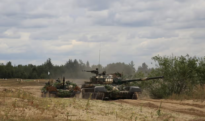 Xe tăng quân đội Belarus diễn tập gần Brest. (Ảnh: AP)