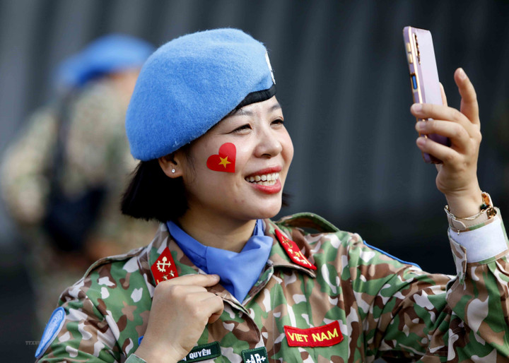 Nữ Công binh chào tạm biệt gia đình, người thân trước giờ lên đường tại Sân bay Quốc tế Nội Bài. (Ảnh: An Đăng/TTXVN)