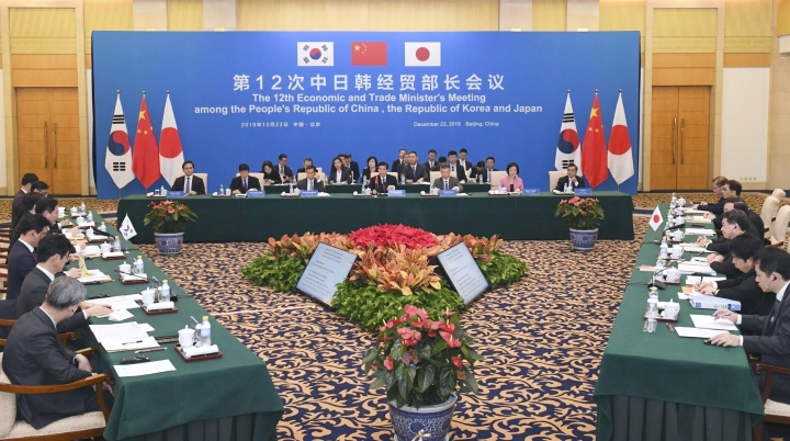 Các quan chức thương mại Trung Quốc, Hàn Quốc và Nhật Bản gặp nhau tại Bắc Kinh vào tháng 12/2019 để thảo luận về các vấn đề thương mai tự do trước Hội nghị thưởng đỉnh ba bên. (Ảnh: Japantimes)