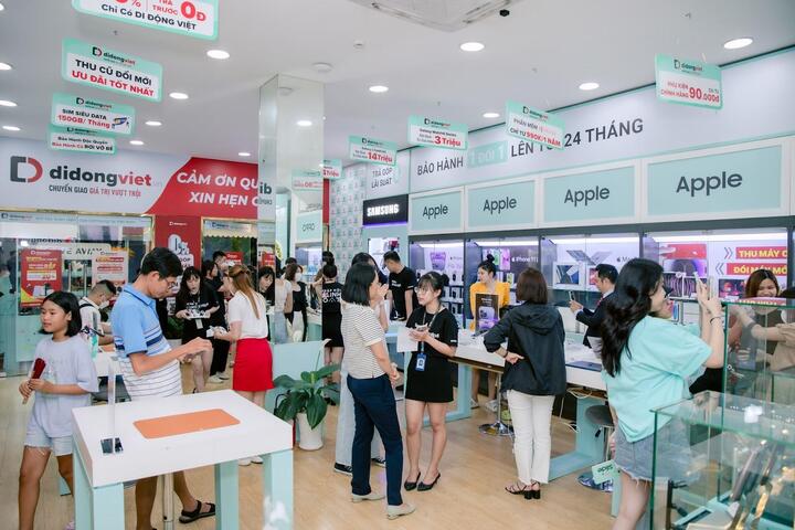 Nhiều người dùng đã tham gia buổi Tech Offline của Di Động Việt trong không gian mới.