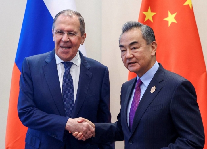 Ngoại trưởng Nga Sergei Lavrov và Ngoại trưởng Trung Quốc Vương Nghị gặp bên lề Hội nghị thượng đỉnh G20, Indonesia năm 2022. (Ảnh: Japan Times)