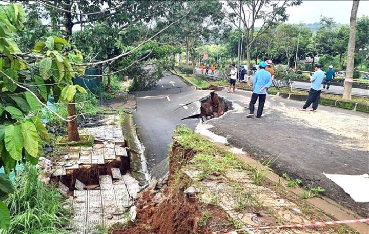 Sạt trượt trên đường Hồ Chí Minh, đoạn qua phường Nghĩa Thành, thành phố Gia Nghĩa, Đắk Nông. Ảnh: Hưng Thịnh/TTXVN