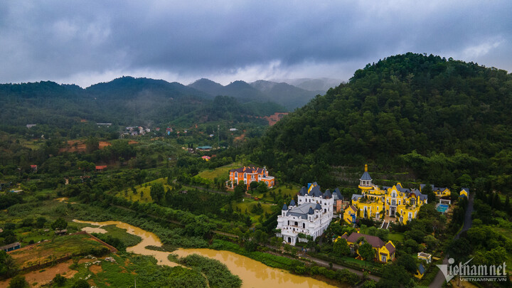Năm 2019, Thanh tra TP Hà Nội chỉ ra nhiều công trình vi phạm ở ven hồ Đồng Đò. Tuy nhiên, năm 2020, Thanh tra Chính phủ đề nghị Hà Nội chưa xử lý những công trình này để chờ rà soát theo quy hoạch. (Ảnh: Thế Bằng).