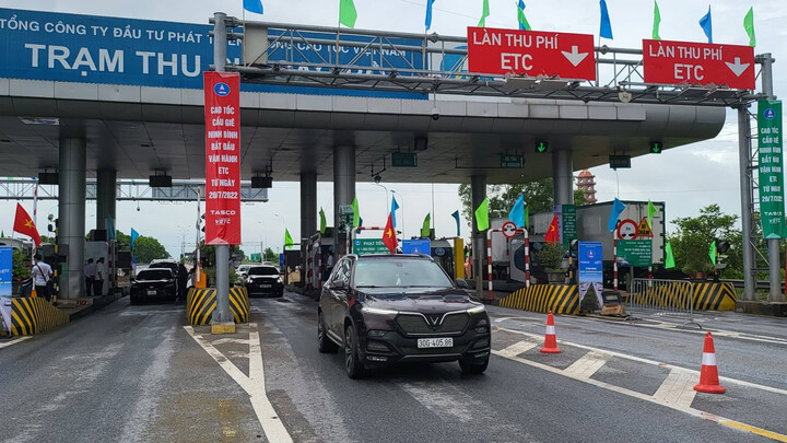 Bộ GTVT đặt mục tiêu đến năm 2025, phấn đấu 100% ô tô sử dụng tài khoản thu phí điện tử để thanh toán đa mục đích cho các dịch vụ giao thông đường bộ nhằm tăng tính tiện lợi cho người dân và doanh nghiệp, giảm chi phí xã hội (Ảnh: Vũ Điệp)