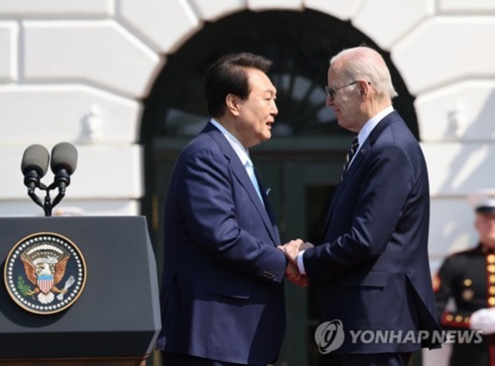 Tổng thống Hàn Quốc Yoon Suk Yeol và Tổng thống Mỹ Joe Biden bắt tay tại Nhà Trắng trong chuyến thăm của ông Yoon tới Washington vào tháng 4. (Ảnh: Yonhap)