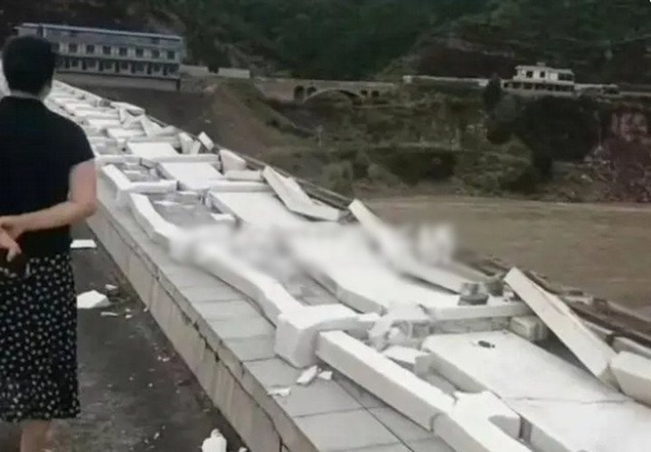 Cây cầu có mức đầu tư khủng bị đổ hết lan can khiến người dân ngán ngẩm.