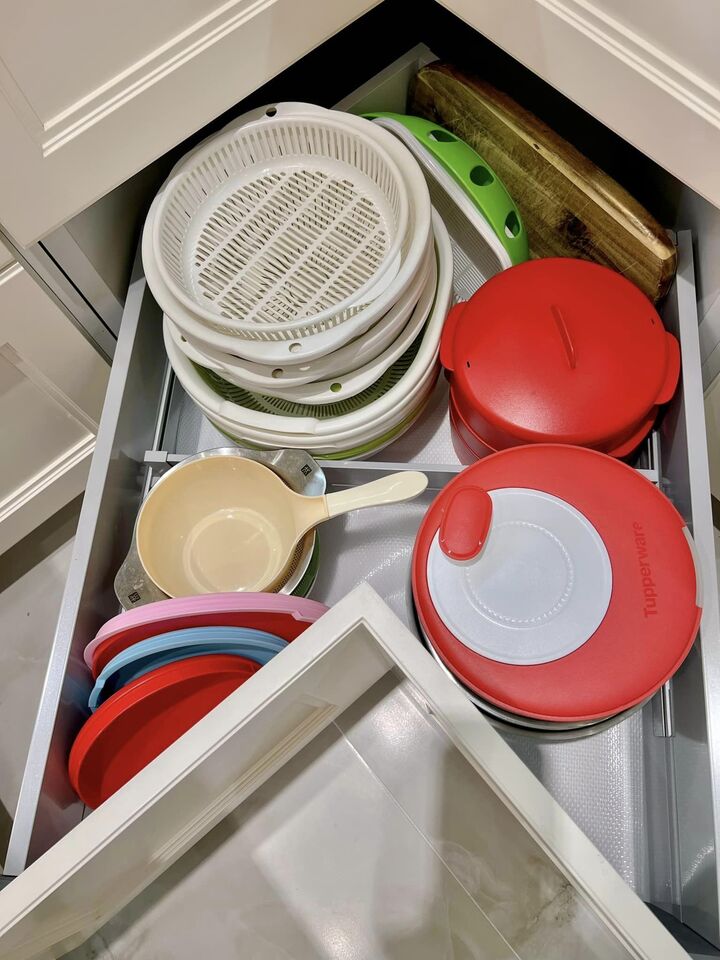 Ngăn để xửng hấp, rổ rá. Các ngăn góc này được đánh giá là thực sự mang đến "cuộc cách mạng" cho gian bếp.