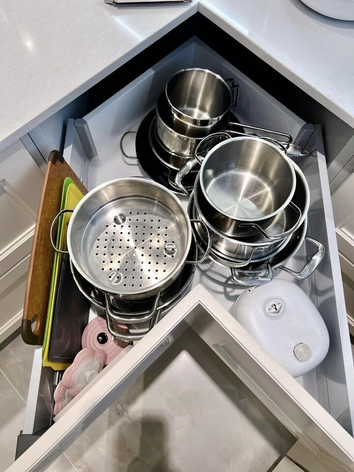 Ngăn kéo góc thường là góc chết, nhưng nhờ thiết kế và phụ kiện phù hợp mà tủ bếp của nữ MC có đến 4 ngăn kéo góc siêu lớn, đựng được cả những đồ bếp big size. Ngăn để nồi, thớt được bố trí cạnh bếp nấu.